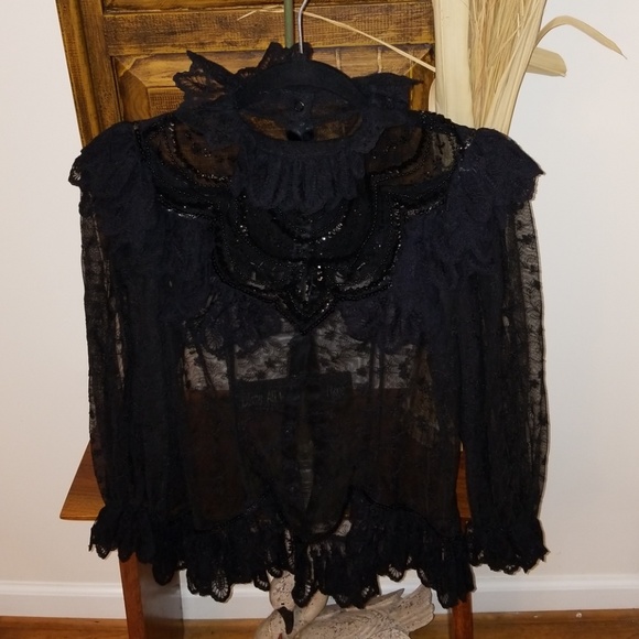unknown Tops - 🛍🌹Amazing black vintage detailed top♥️😊